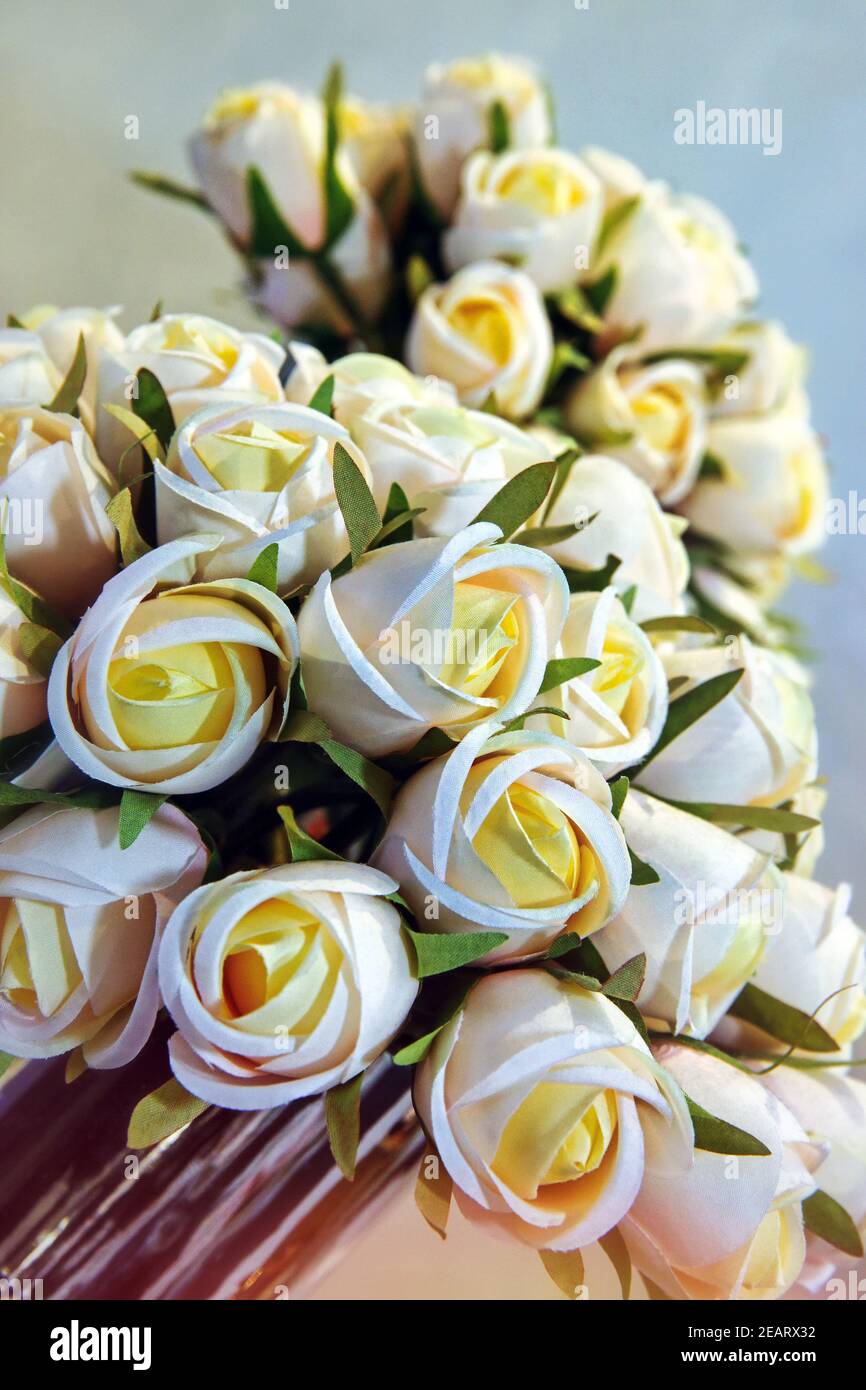 Un bouquet di fiori di plastica Foto Stock