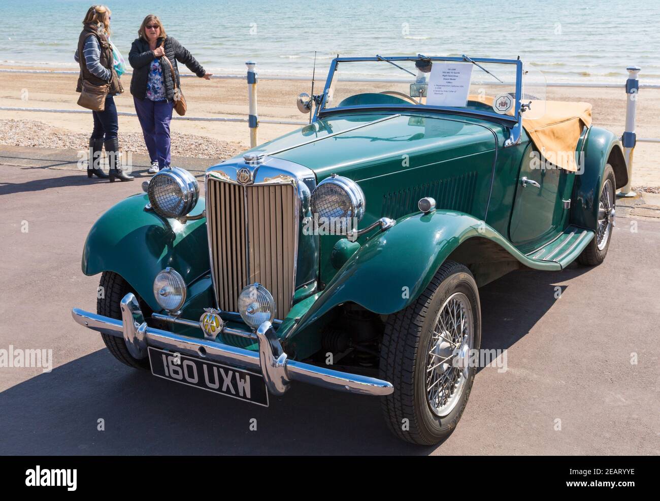 160 UXW 1953 MG TD Sport modello di esportazione con guida a destra 1250cc in esposizione sul lungomare di Weymouth Beach, Dorset UK a maggio Foto Stock
