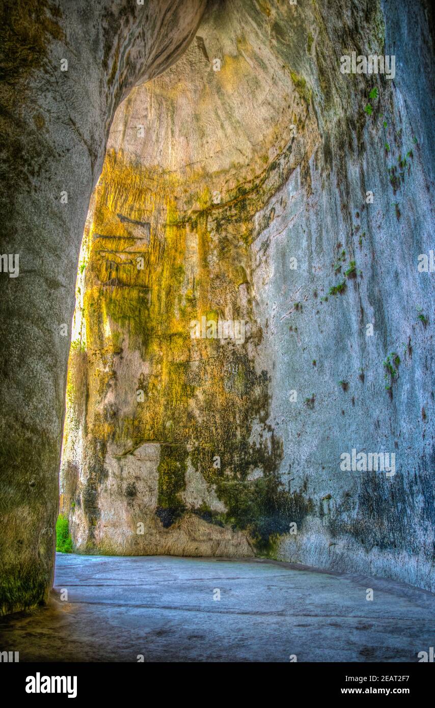 Grotta dell'Orecchio di Dionisio nel Parco Archeologico di Neapolis a Siracusa, Sicilia, Italia Foto Stock