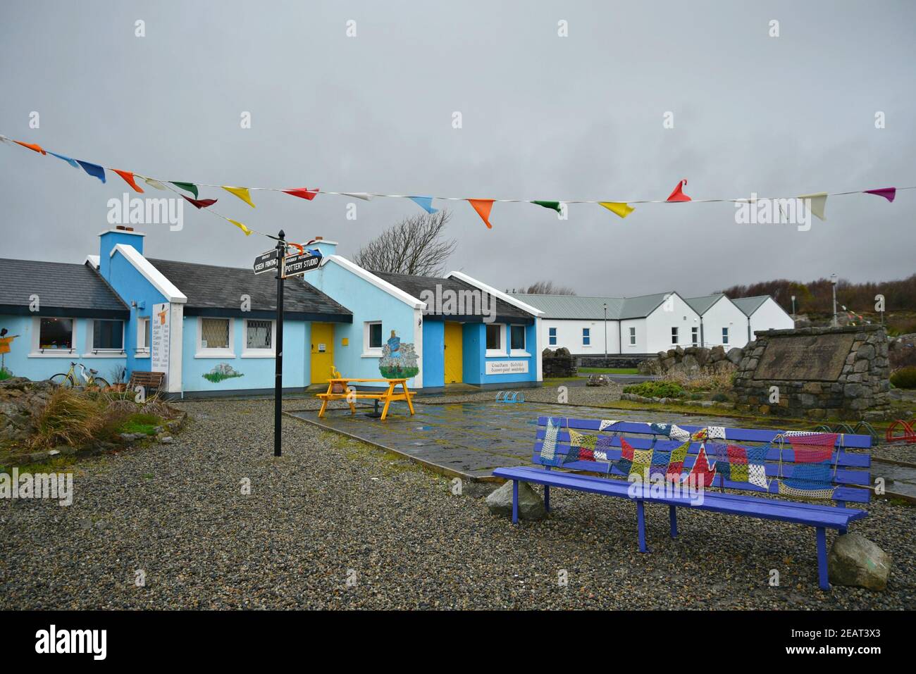 Vista sui colorati negozi d'arte e caffè di Ceardlann Spiddal Craft Village, nella contea di Galway, Irlanda. Foto Stock