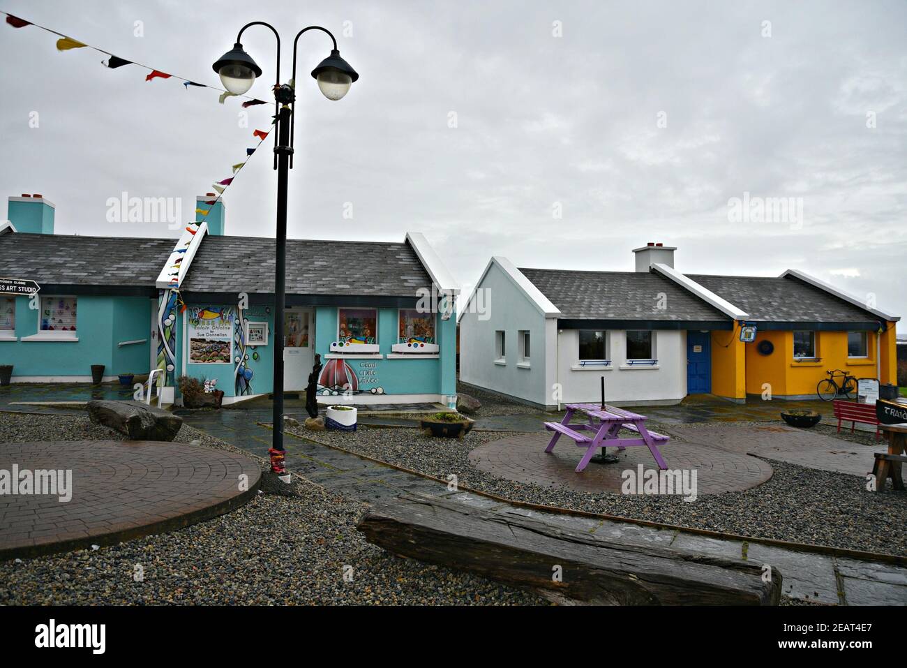 Vista sui colorati negozi d'arte e caffè di Ceardlann Spiddal Craft Village, nella contea di Galway, Irlanda. Foto Stock