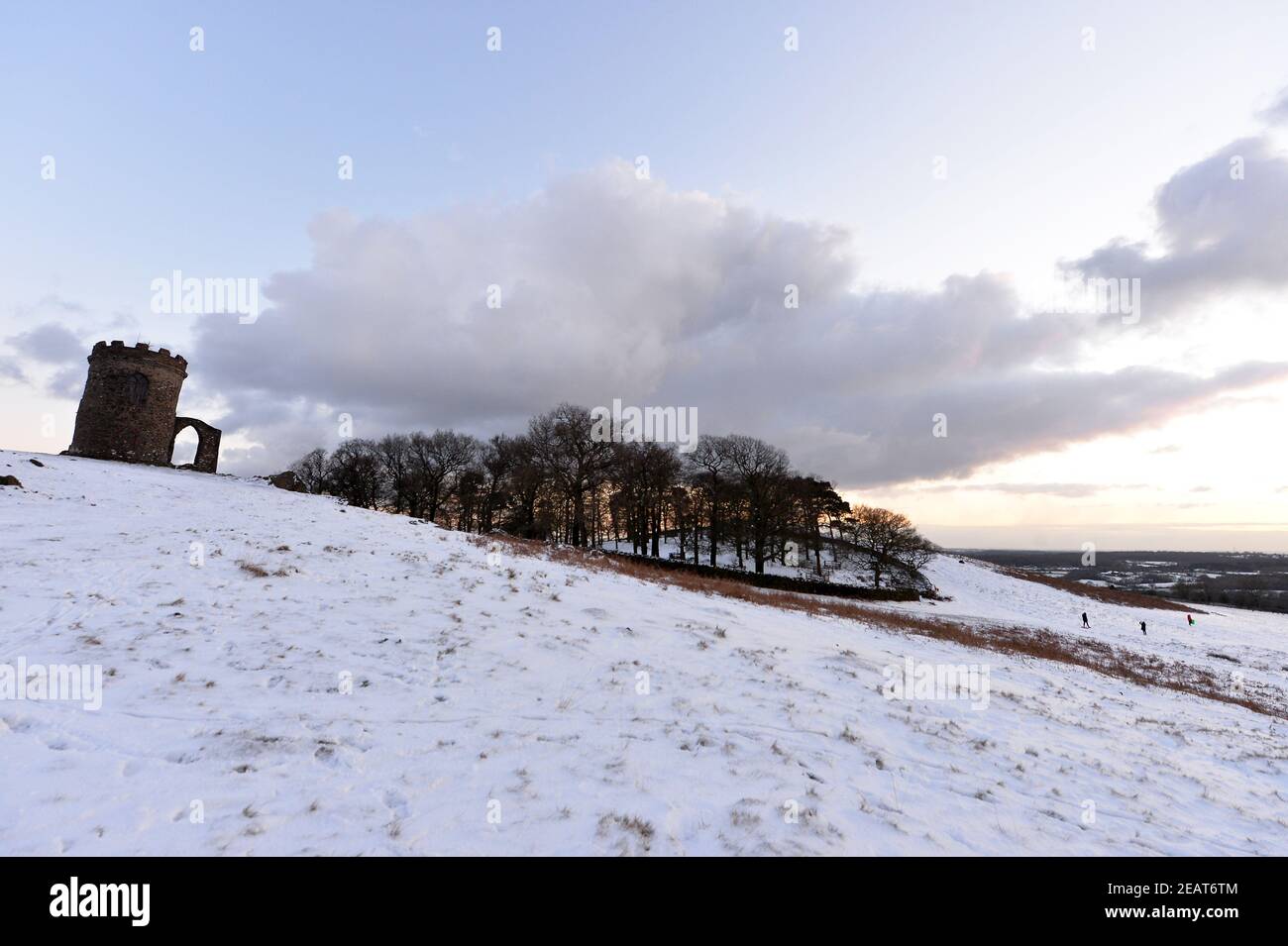 Leicester, Leicestershire, Regno Unito 10 febbraio 2021. Regno Unito Meteo. Neve. Una giornata innevata all'Old John nel Bradgate Park nel Leicestershire. Alex Hannam/Alamy Live News Foto Stock