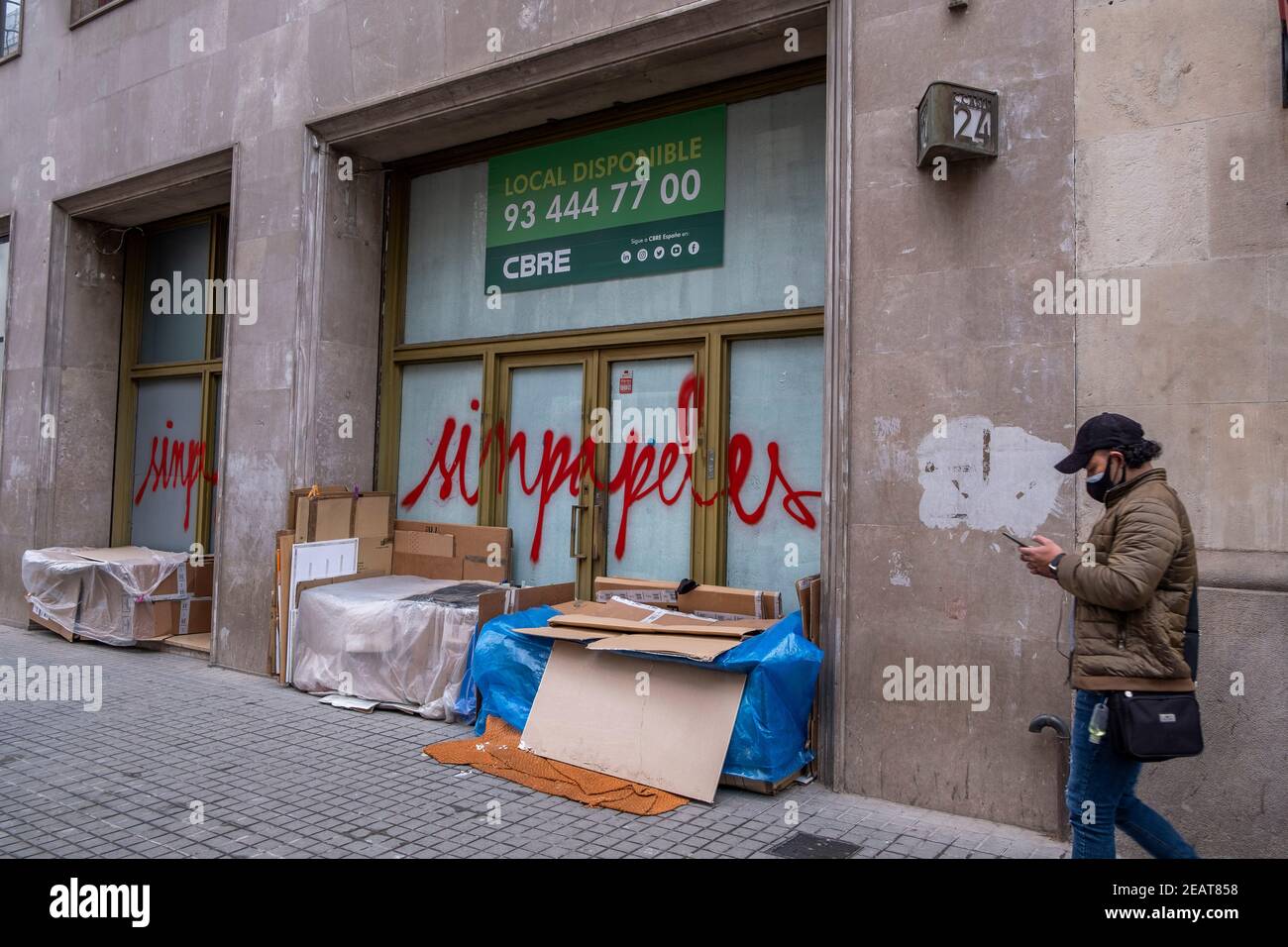 Barcellona, Spagna. 10 Feb 2021. Rifugi improvvisati con scatole di cartone per i senzatetto sono visti in una strada centrale.la pandemia di Covid19 sta lasciando un sentiero di persone senza tetto che vivono sulle strade di fronte alla situazione di emergenza sanitaria con risorse minime dalle loro case di cartone costruito nelle aree commerciali della città. Credit: SOPA Images Limited/Alamy Live News Foto Stock