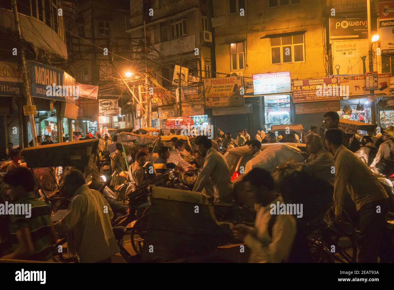 Caotico incrocio di notte nella Vecchia Delhi Foto Stock