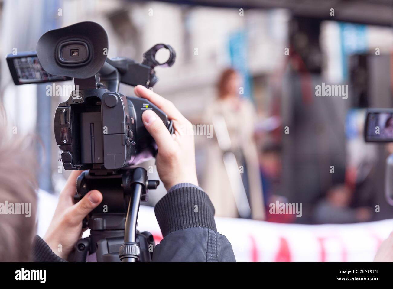 L'operatore della telecamera registra una voce femminile per protesta pubblica Foto Stock
