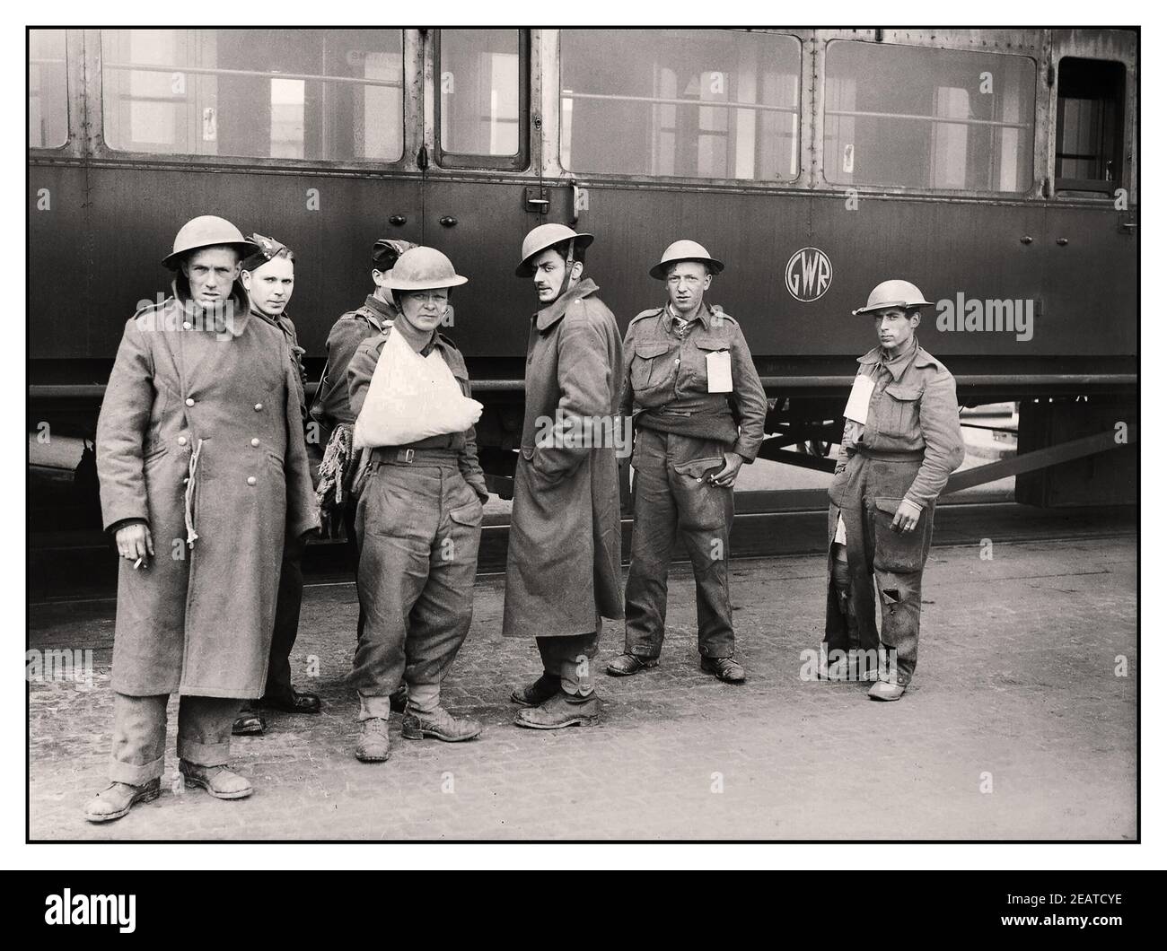 TRUPPE DI DUNKERQUE gruppo della seconda guerra mondiale di truppe britanniche 'ferite a piedi' evacuate da Dunkerque, di fronte ad una carrozza ferroviaria GWR a dover, 31 maggio 1940. Seconda guerra mondiale Foto Stock