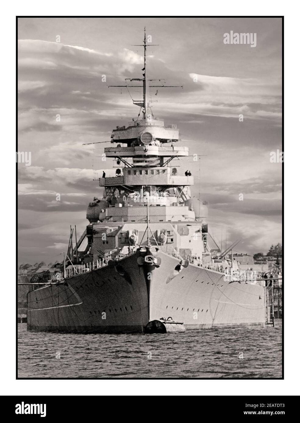BISMARCK WW2 Nazi Germany Navy Bismarck Battleship 1940's la corazzata tedesca Bismarck fu costruita dalla Germania nazista. Fu una delle navi da guerra più famose e riconosciute della seconda guerra mondiale Ha navigato per una sola missione, conosciuta come operazione 'Rheinübung'. La sua costruzione è iniziata il 1° luglio 1936 in un cantiere navale ad Amburgo, Germania. La nave è stata lanciata il 14 febbraio 1940. La corazzata di classe Bismarck era il più grande tipo di corazzata costruita da qualsiasi potenza europea. La sua nave sorella Tirpitz era la seconda in questa classe. Foto Stock