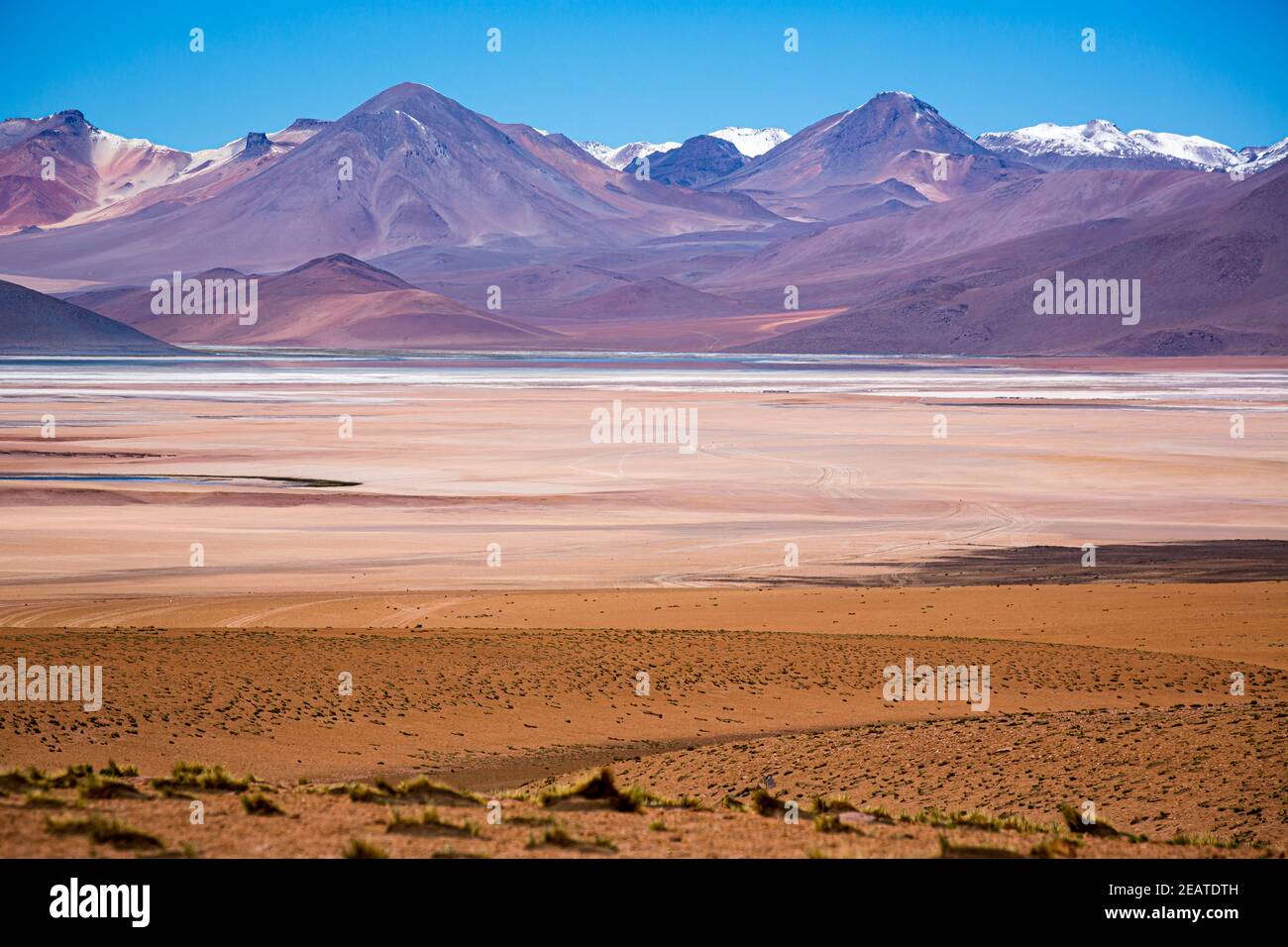 Colorato paesaggio vuoto con montagne rosse Foto Stock