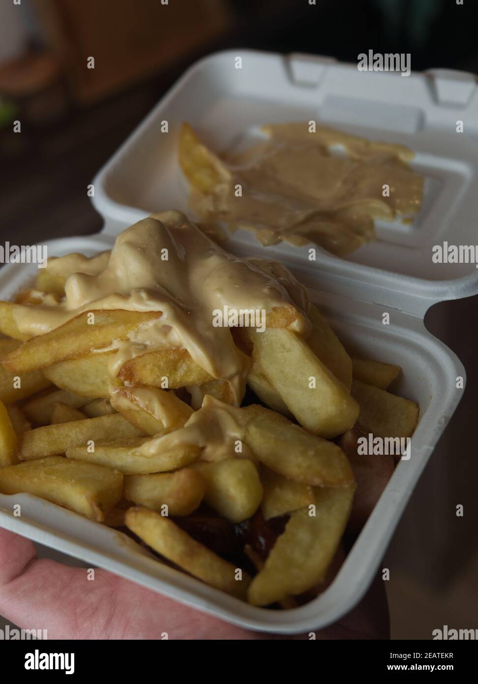 currywurst con patatine fritte in una tazza. cucina tradizionale tedesca da andare con il bagno a corona tempi Foto Stock