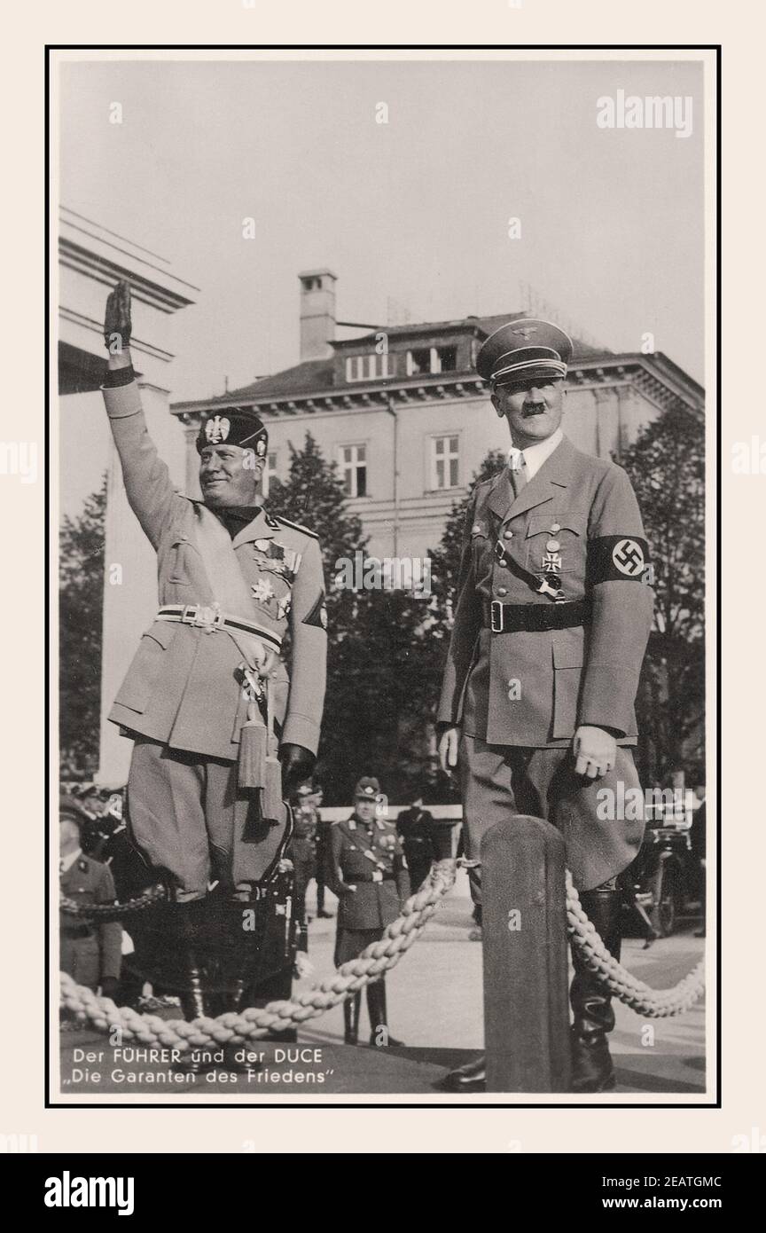 HITLER MUSSOLINI 1937 Führer Adolf Hitler nazista Germania e El Duce Benito Mussolini dittatore Facist Italia insieme con la didascalia 'The Carta di Propaganda dei garanti della pace Foto Stock