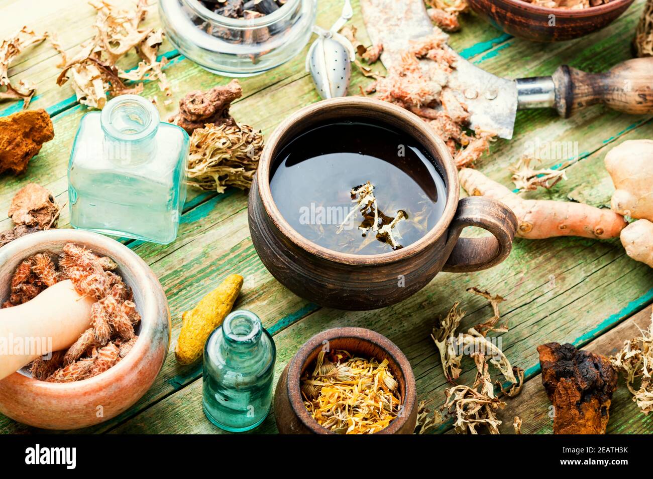 Tè e un set di erbe medicinali Foto Stock