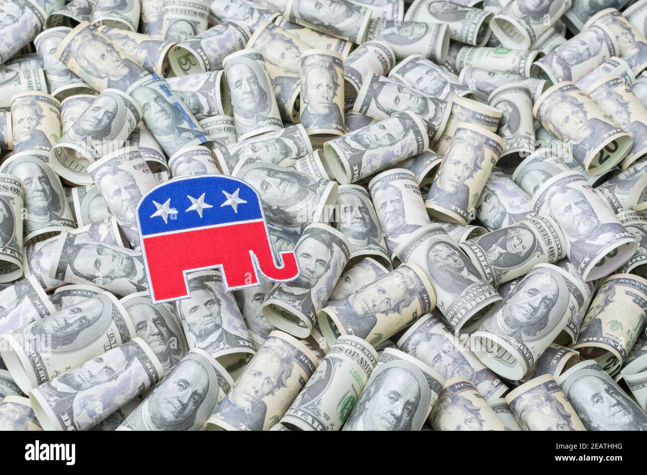 Badge con logo di elefante repubblicano GOP con banconote in dollari USA (buone copie di addestramento). Per la raccolta di fondi politici statunitensi e per i fondi della campagna repubblicana PAC Foto Stock