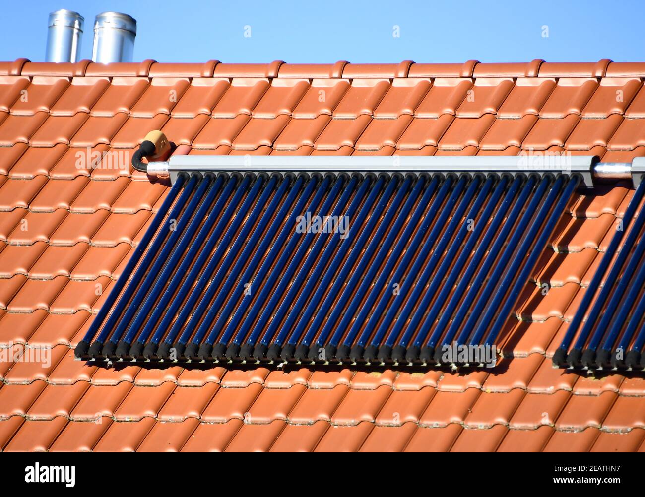 Solarthermie-Anlage auf einem Hausdach in Deutschland produziert warmes Wasser aus Sonnenenergie Foto Stock