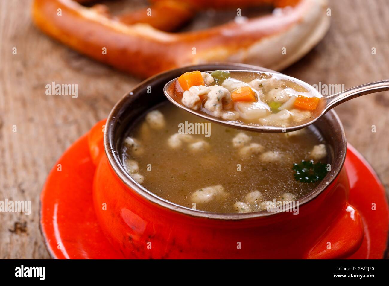 zuppa di spaetzle bavarese Foto Stock