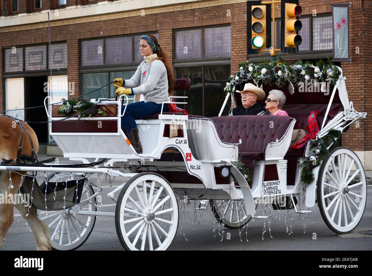 Una coppia anziana partecipa a un tour in buggy trainato da cavalli a San Antonio, Texas. Foto Stock