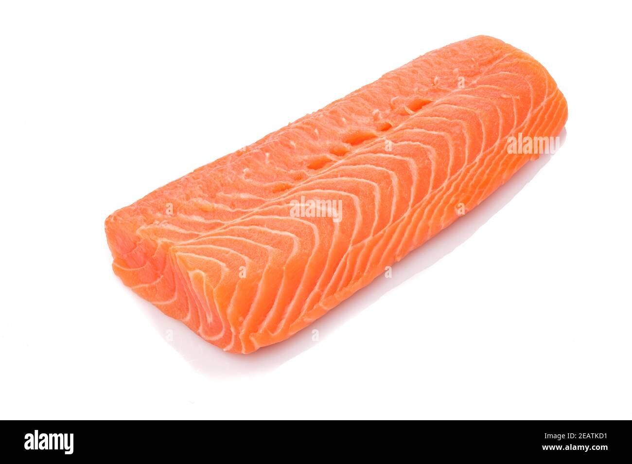 Filetto bianco di salmone arancio grezzo isolato Foto Stock