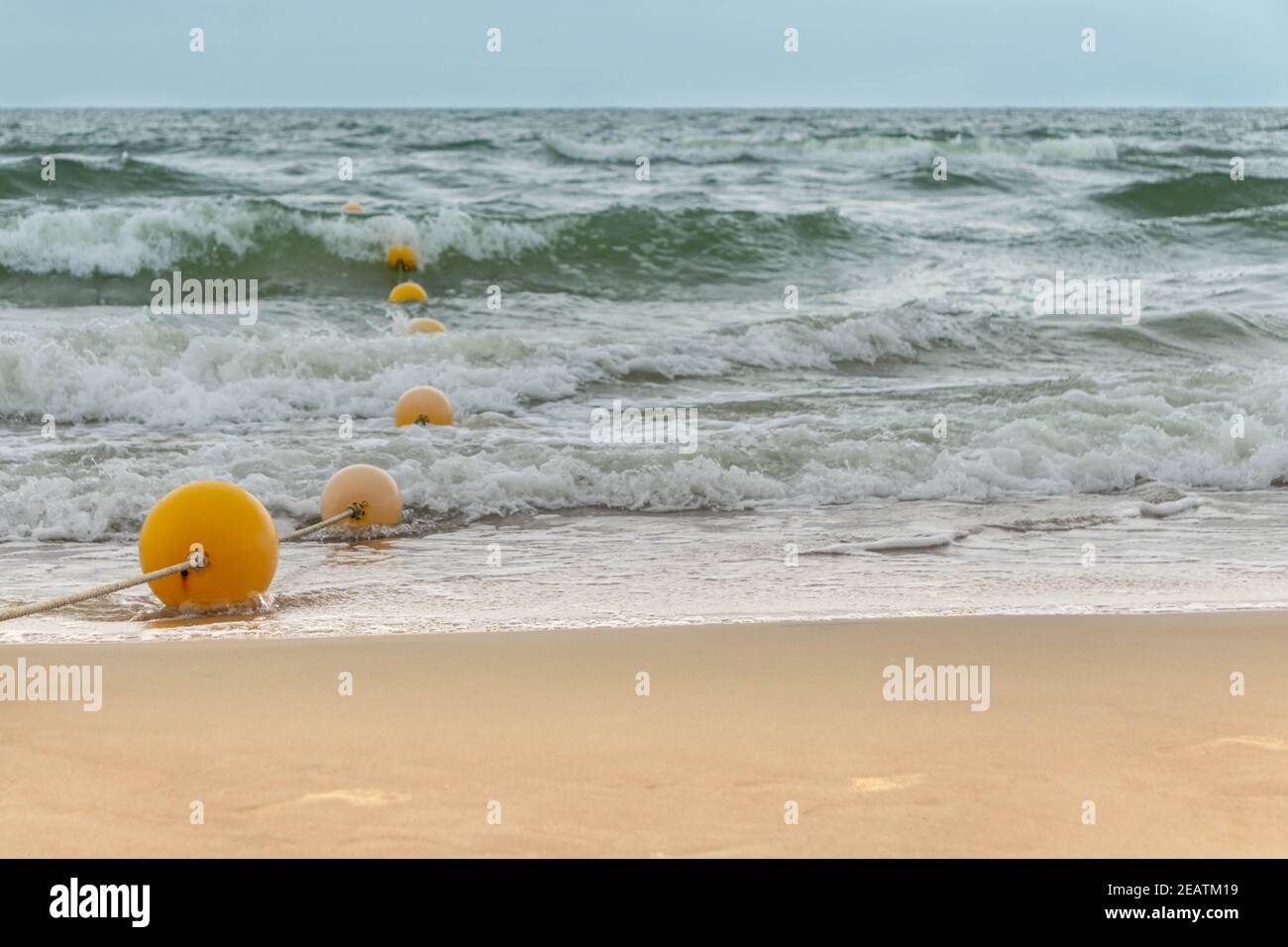 Posto per il nuoto in spiaggia e in zona mare recintato con corda con galleggianti. Vista mare con area piscina recintata con boe Foto Stock
