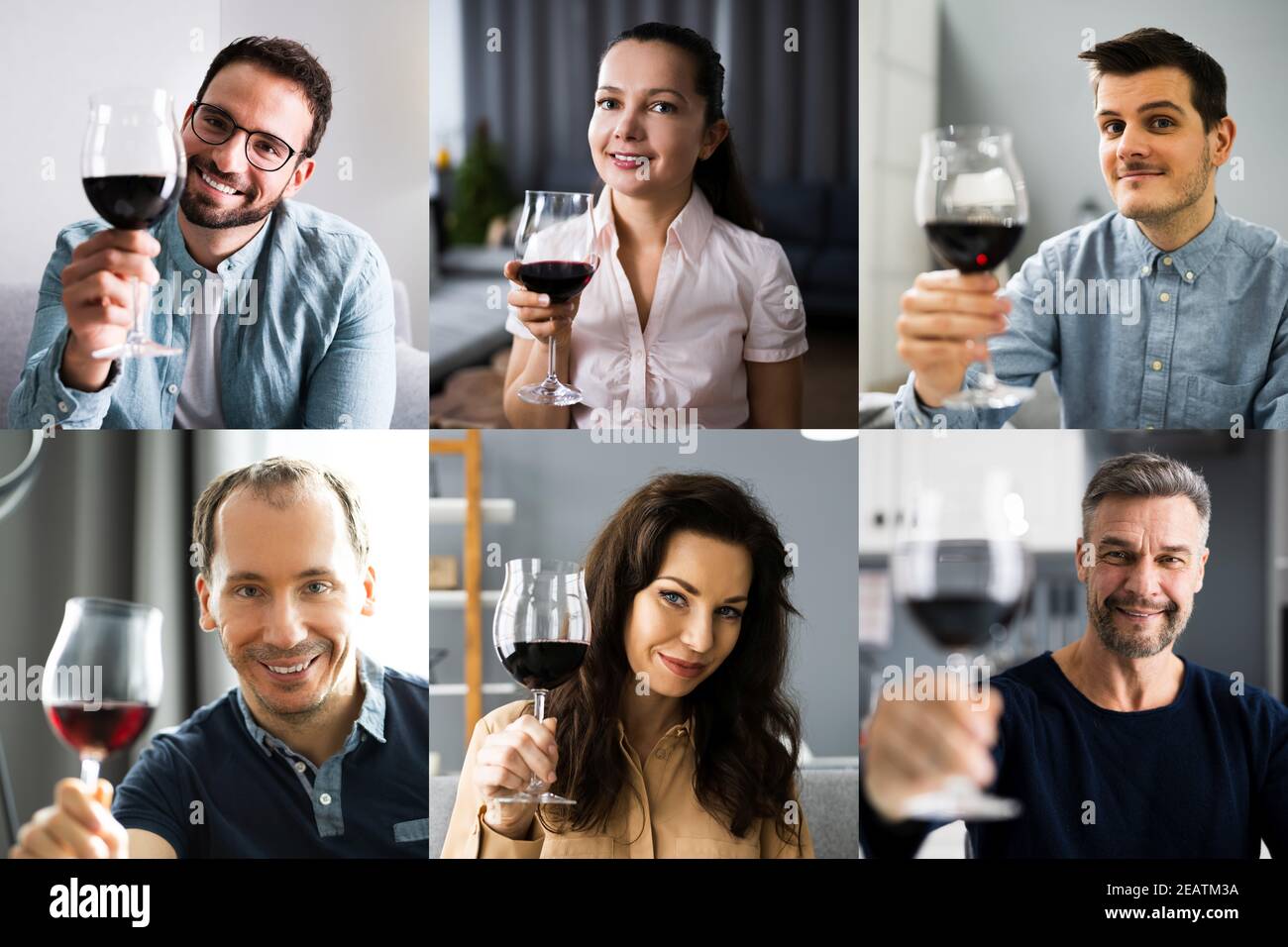 Uomo che beve vino rosso in videoconferenza Foto Stock