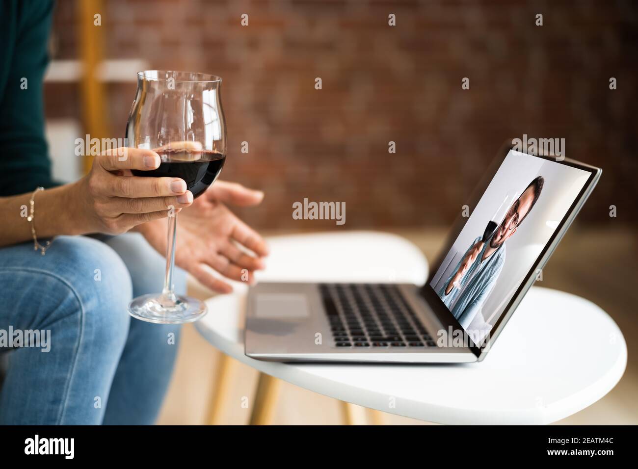 Cena virtuale con degustazione di vini online Foto Stock