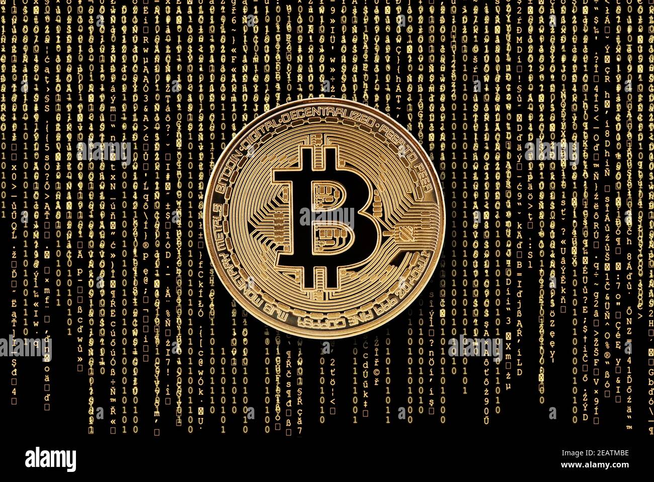 Moneta d'oro di Bitcoin su sfondo di dati di computer dorati Foto Stock