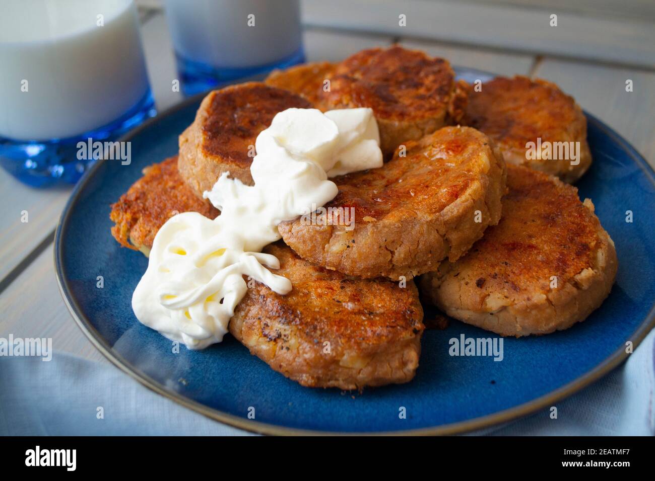 deliziosi pancake fatti in casa di farina di grano saraceno serviti con panna acida. Colazione gourmet e sana. Buffet per Maslenitsa o Mardi gras Foto Stock