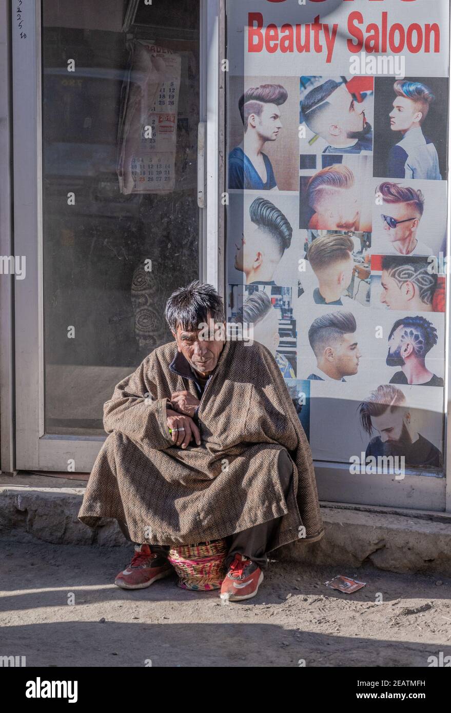 Uomo locale fuori salone di bellezza a Leh, Ladakh Foto Stock