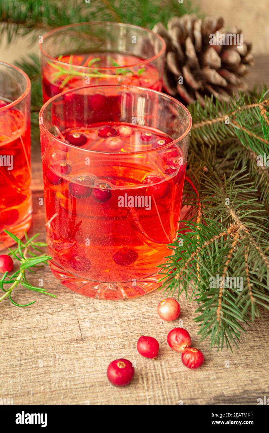 Bevanda rinfrescante cocktail di mirtilli rossi e rosmarino su sfondo rustico. Foto Stock