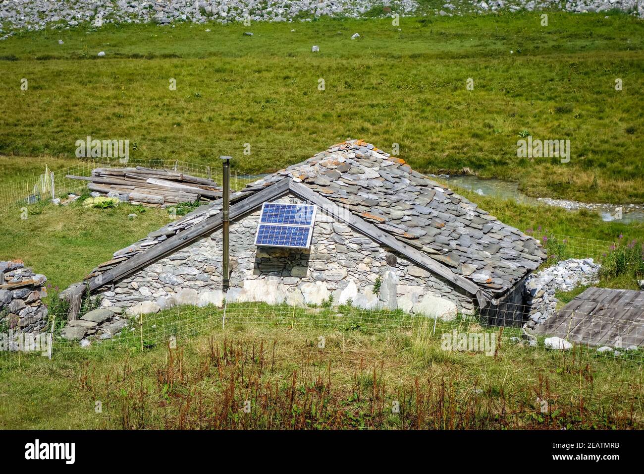 Fold tradizionale con pannello solare nelle Alpi francesi Foto Stock