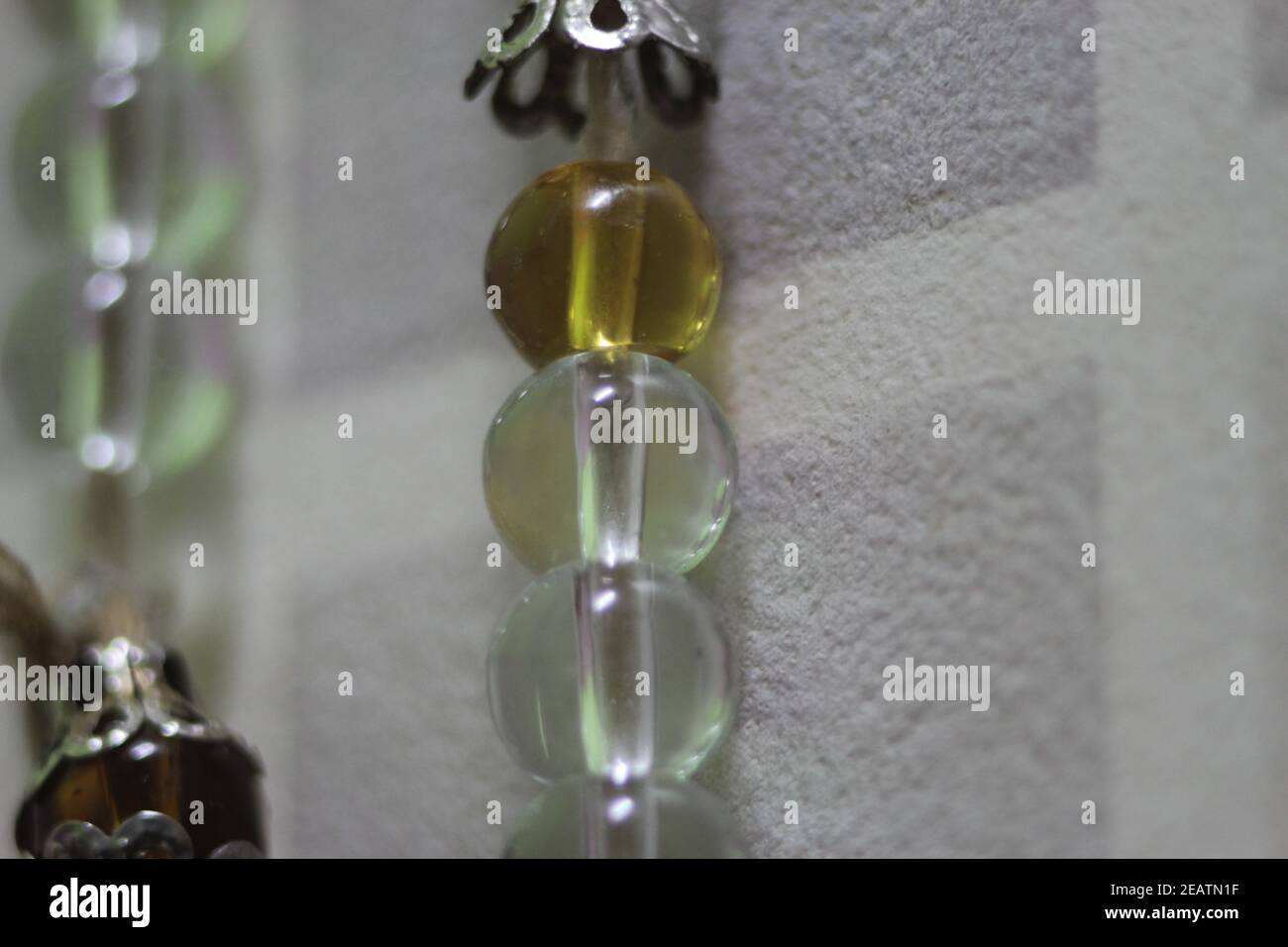 Beautiful vetro brillanti perle di preghiera o rosario con spazio di copia per il testo Foto Stock