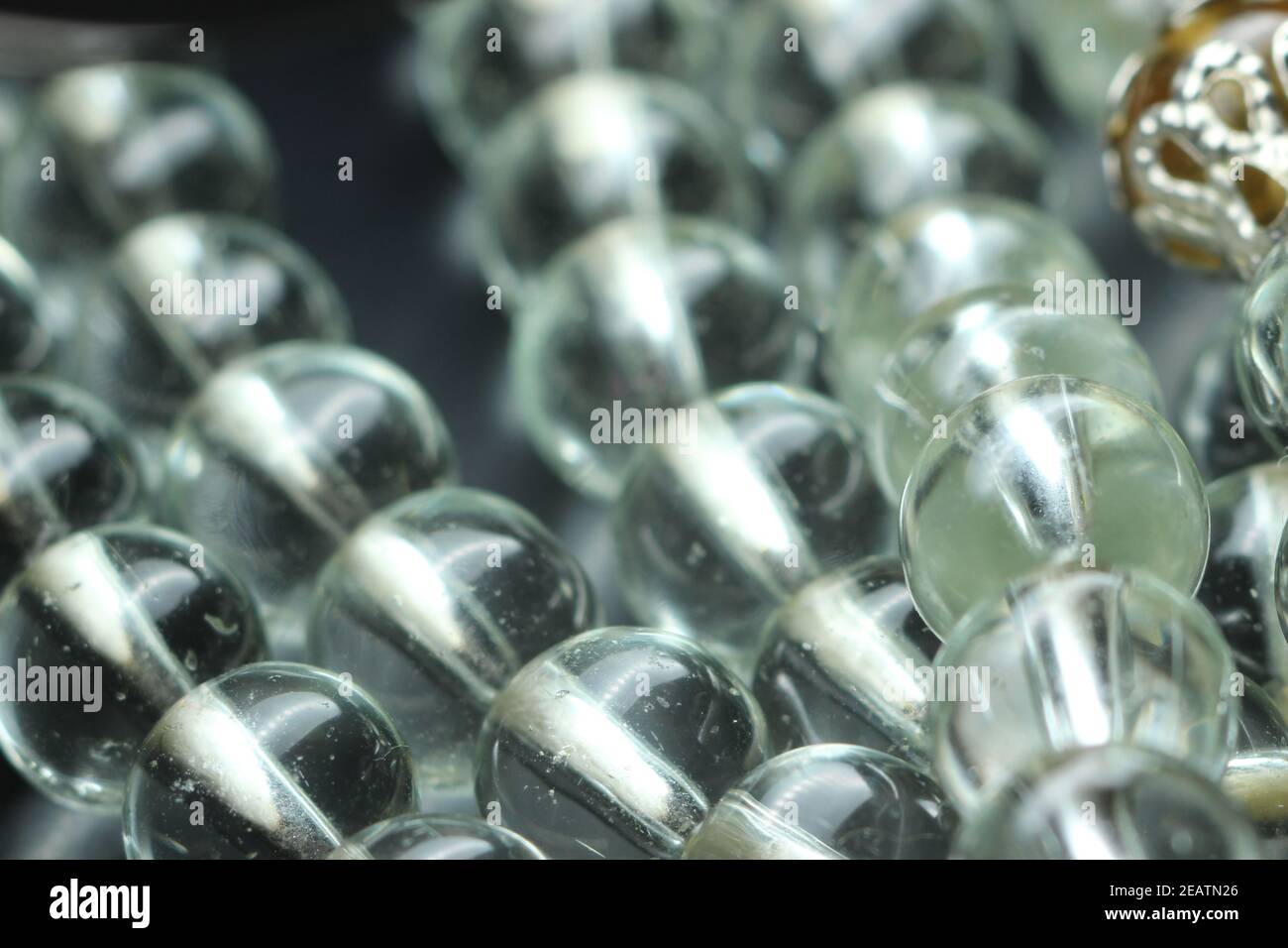 Beautiful vetro brillanti perle di preghiera o rosario con spazio di copia per il testo Foto Stock