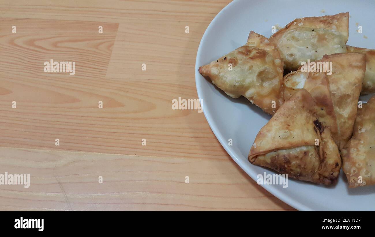 Primo piano di deliziosa samosa fatta in casa o pasticceria cibo su sfondo bianco Foto Stock