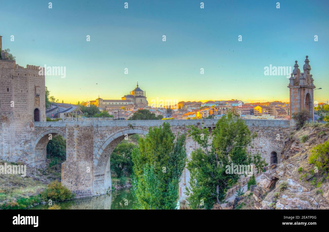 Vista al tramonto del ponte Alcantara sul fiume Tajo a Toledo, Spagna Foto Stock