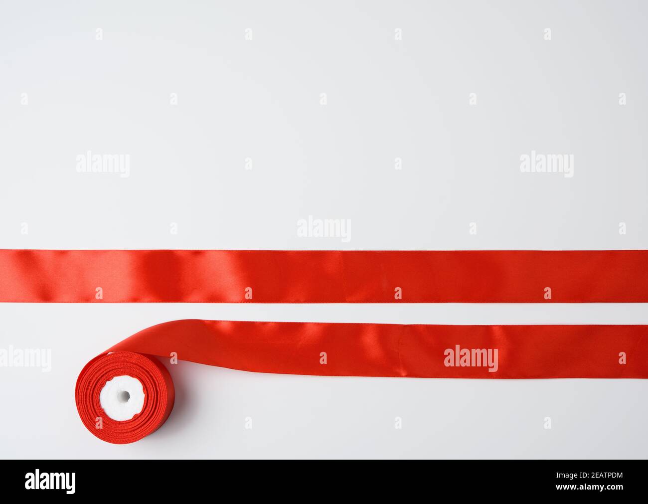 rosso estate seta e bobina su sfondo bianco Foto Stock