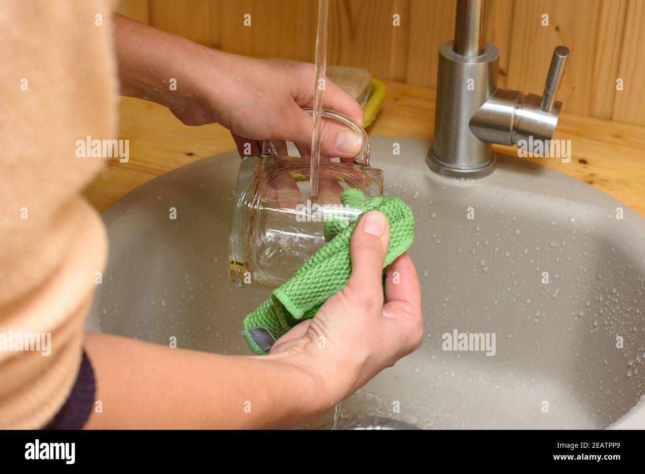 Lavare i piatti con una spugna immagini e fotografie stock ad alta  risoluzione - Alamy