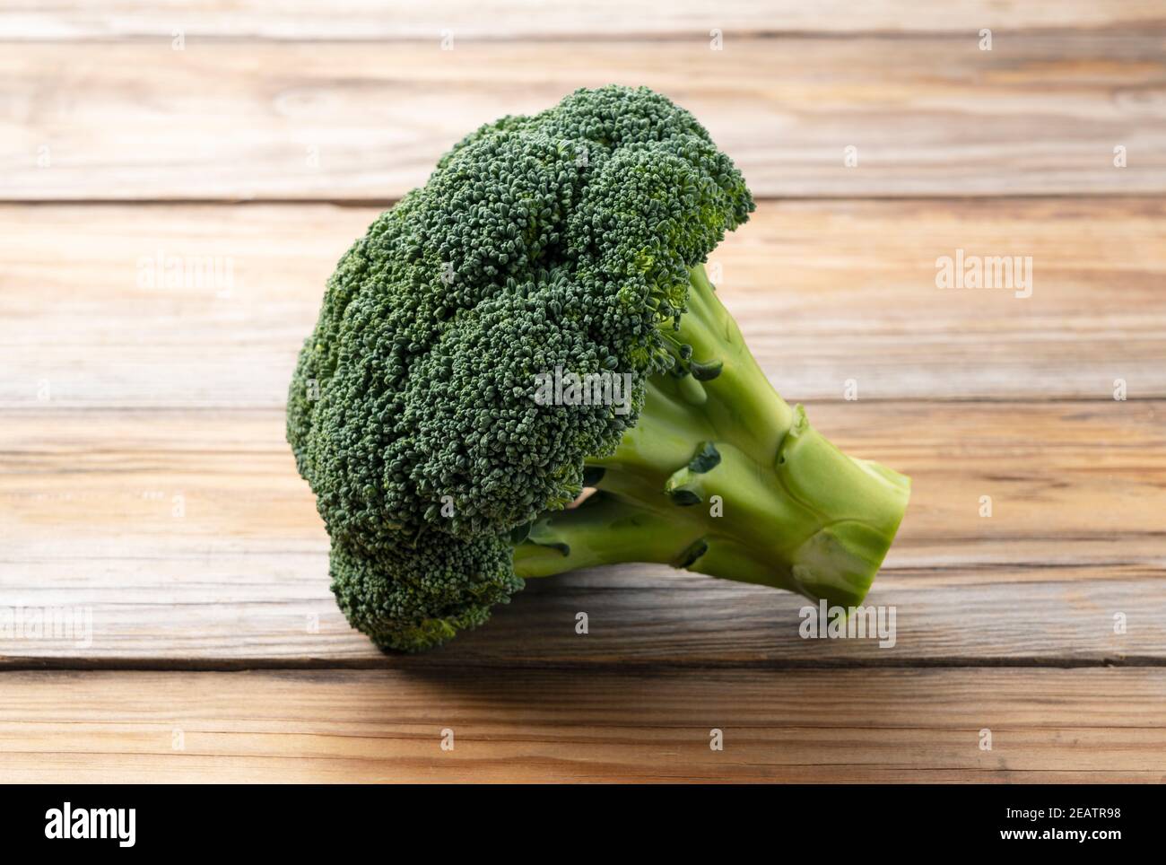 Broccoli posto su uno sfondo di legno Foto Stock