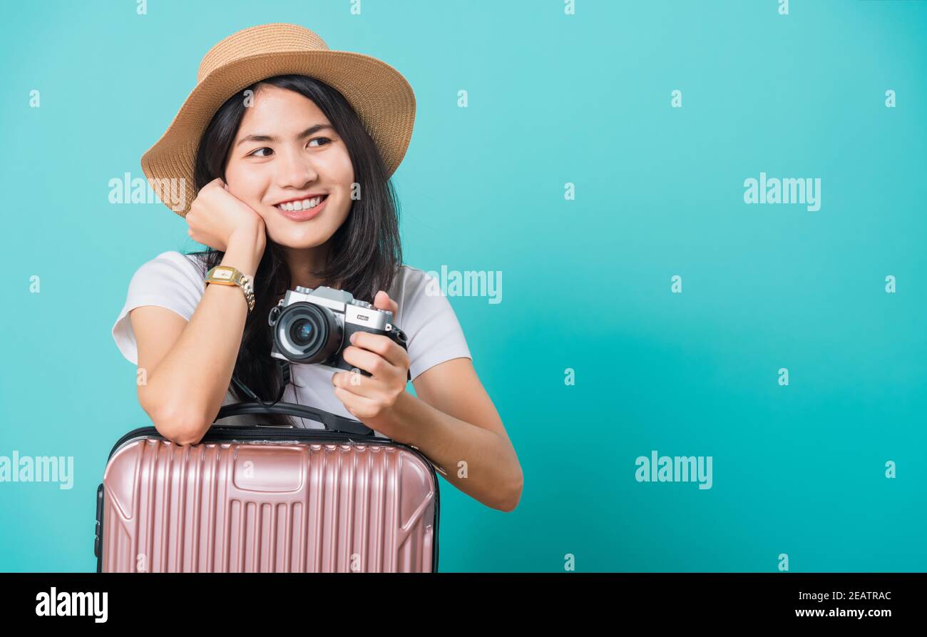 donna indossa una t-shirt bianca la sua borsa da valigia e foto fotocamera senza mirrorless Foto Stock