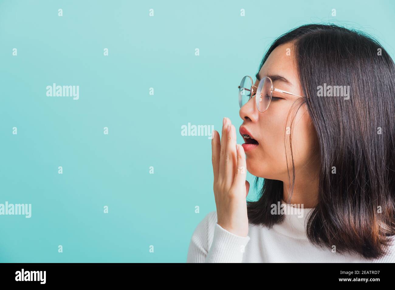 Ritratto femmina annoiato yawning stanco coprire la bocca con la mano Foto Stock