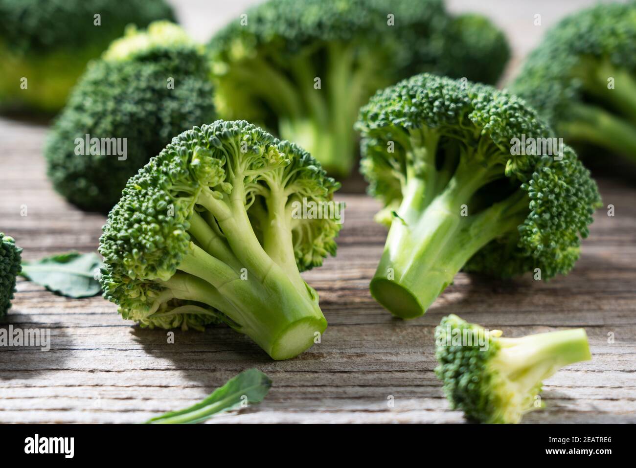 Taglio broccoli posto nel vecchio sfondo di legno Foto Stock