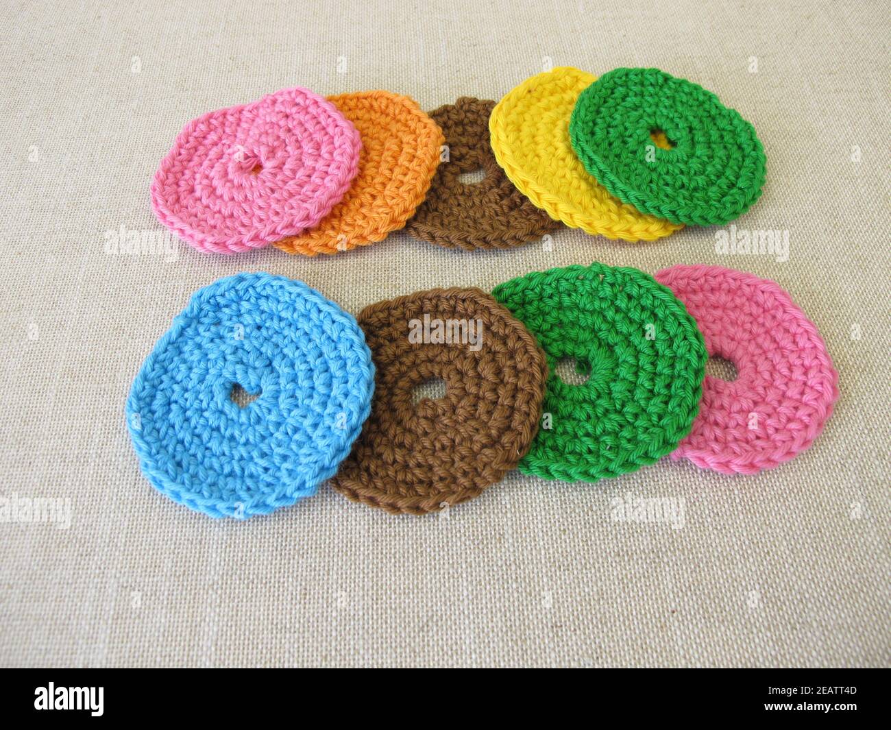 Cuscinetti cosmetici a crocheted, riutilizzabili e lavabili in lana colorata Foto Stock