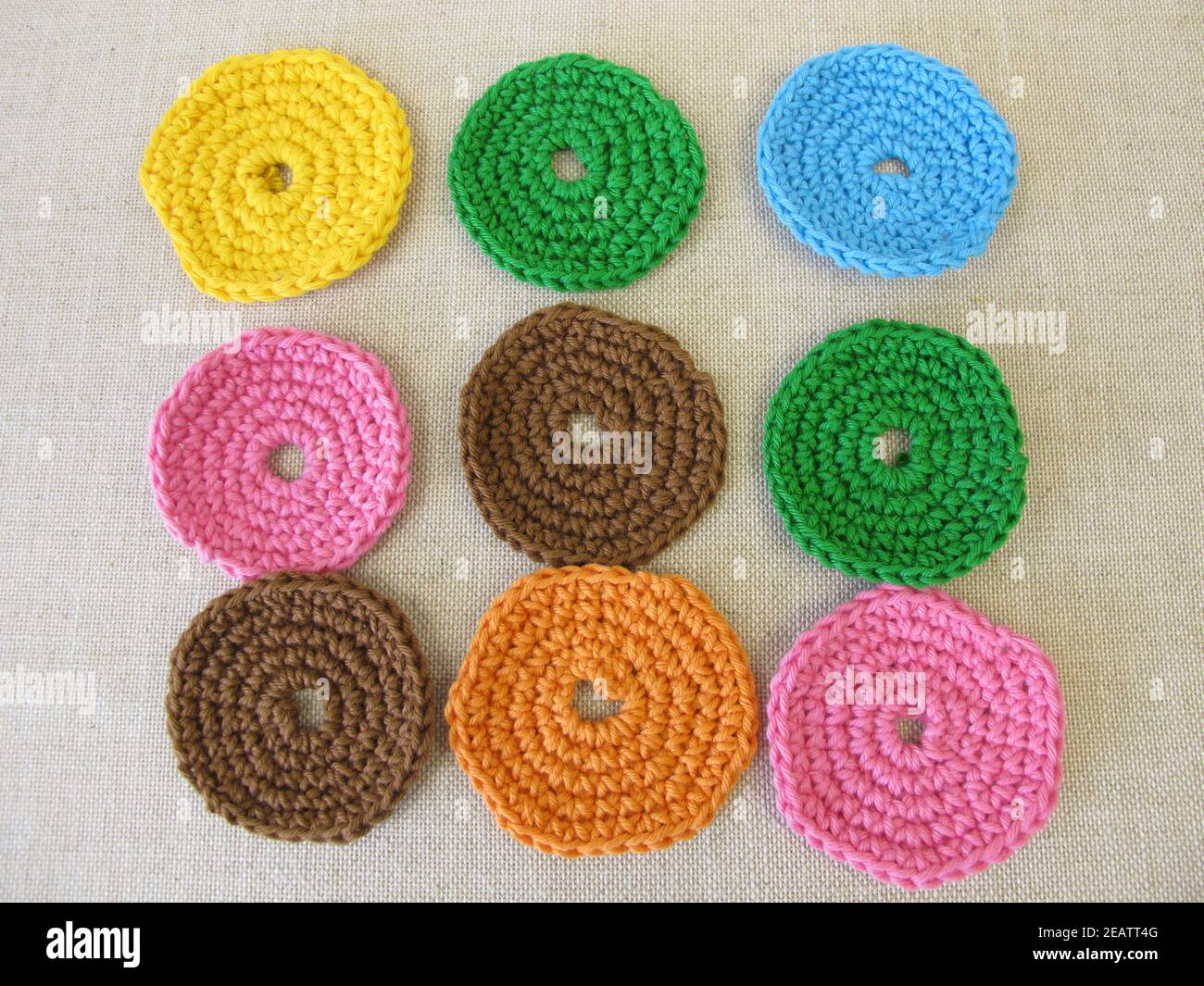 Cuscinetti cosmetici a crocheted, riutilizzabili e lavabili in lana colorata Foto Stock