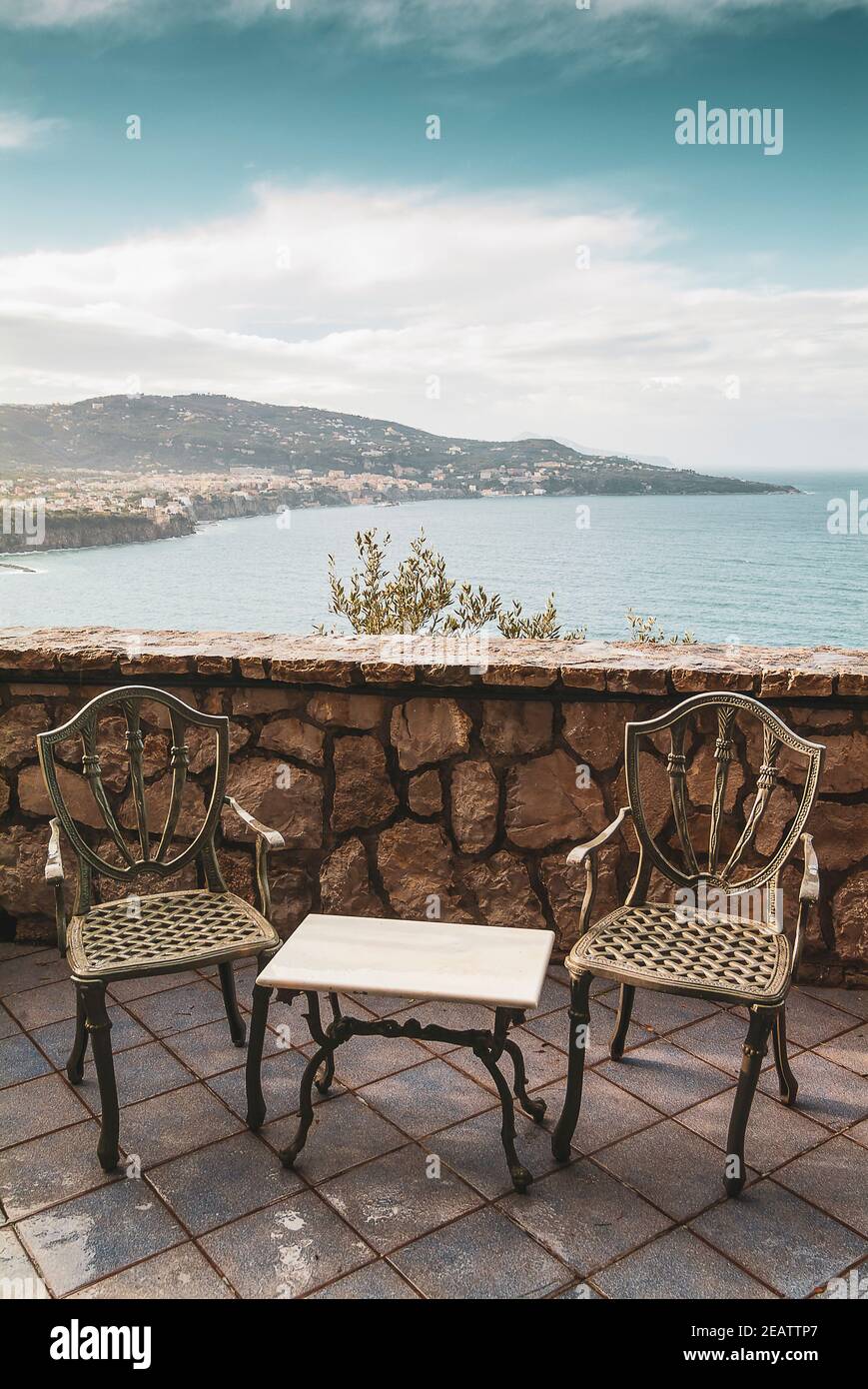 Terrazza con sedie e tavolo, vista sulla penisola sorrentina Foto Stock