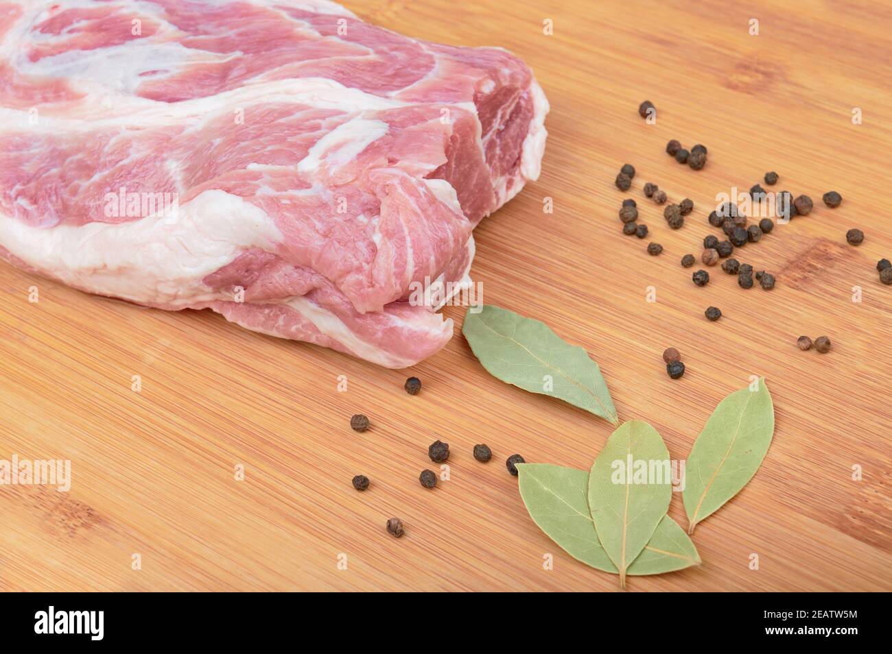 Collo di maiale fresco crudo su tagliere di legno, primo piano. Foto di carne cruda. Foto Stock