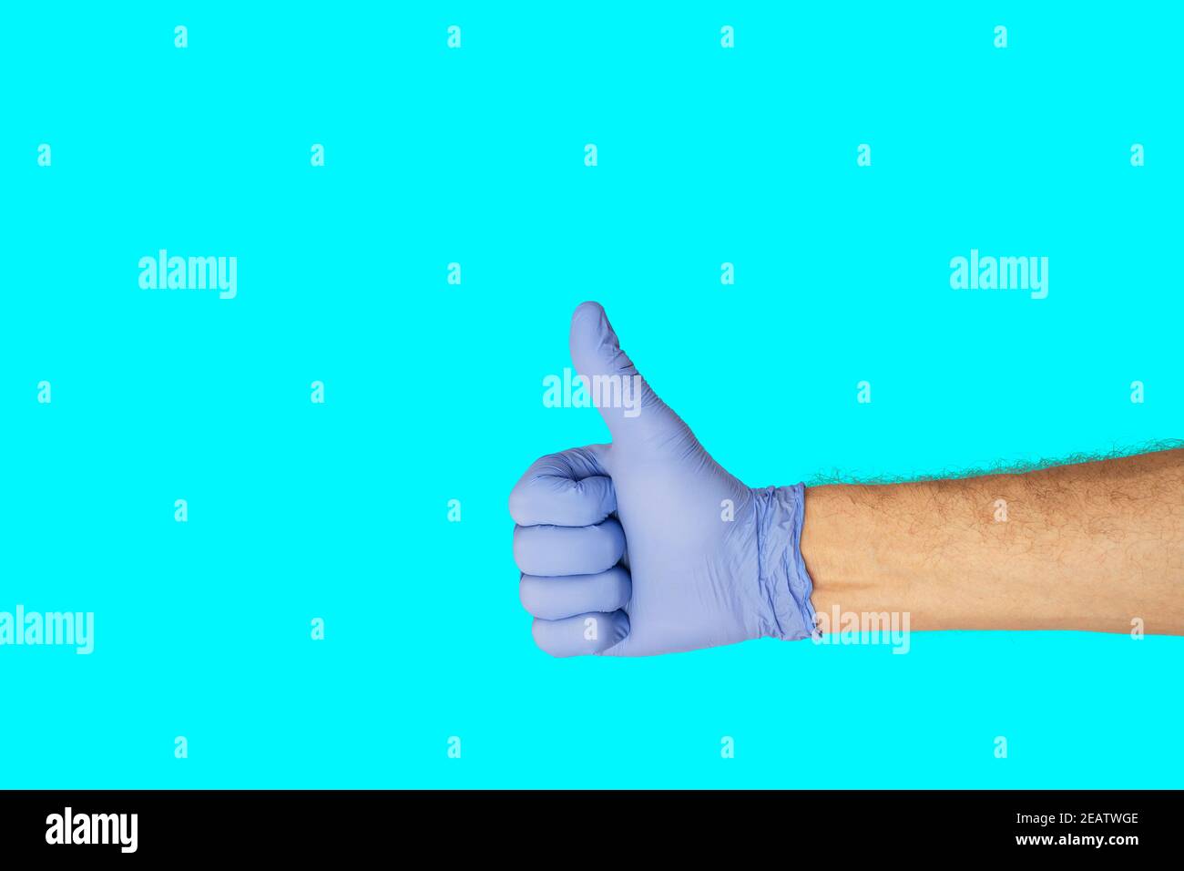 Gesti delle mani per esprimere emozioni su superfici colorate Foto Stock