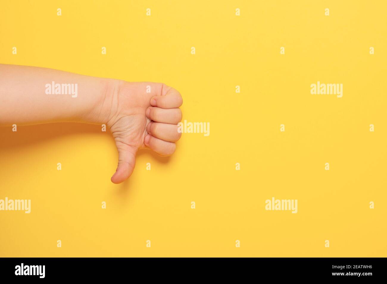 Gesti delle mani per esprimere emozioni su superfici colorate Foto Stock