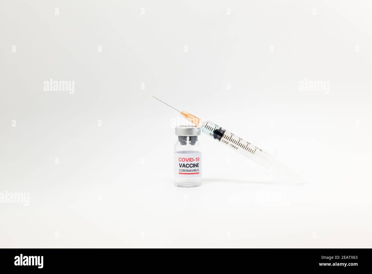Vaccino e siringa iniezione. Uso per la prevenzione, immunizzazione e trattamento da Infezione da virus corona (nuova malattia da coronavirus 2019,COVID-19,nCoV 2019 Foto Stock