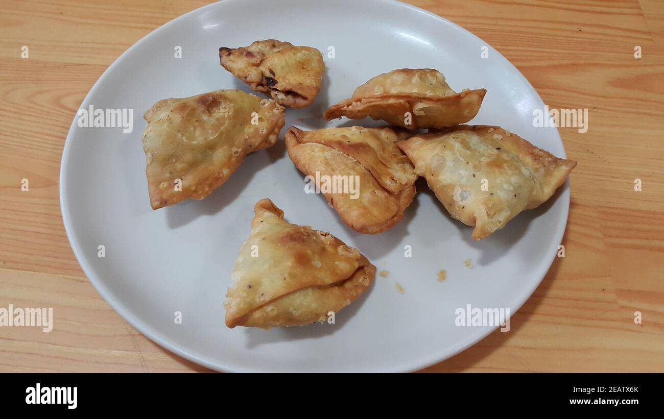 Primo piano di deliziosa samosa fatta in casa o pasticceria cibo su sfondo bianco Foto Stock