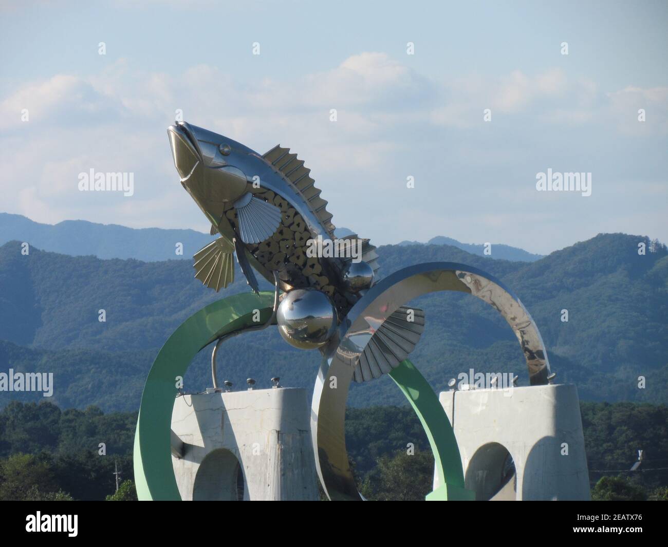 La statua di pesce nel mezzo di Soyanggang o soyang fiume con cielo blu Foto Stock