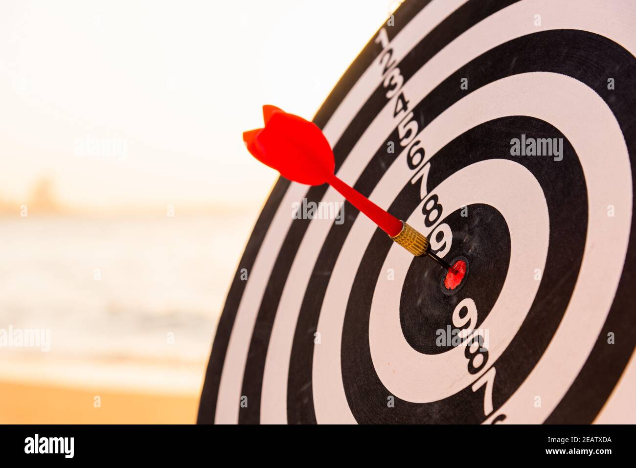 Freccia dart centrata su Bullseye Foto Stock