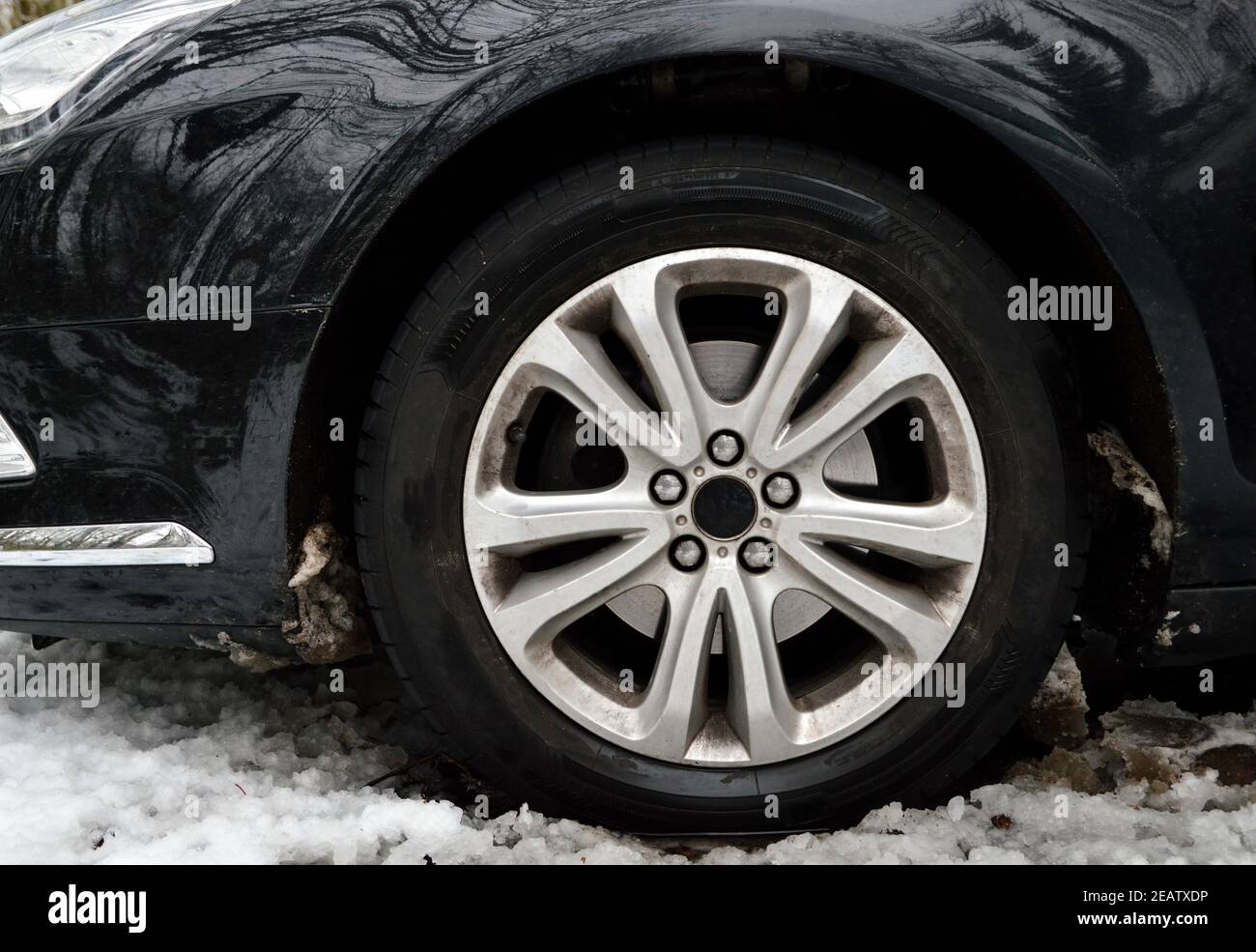 Pneumatici da neve o pneumatici per la guida su strade innevate pericolose durante l'inverno Foto Stock