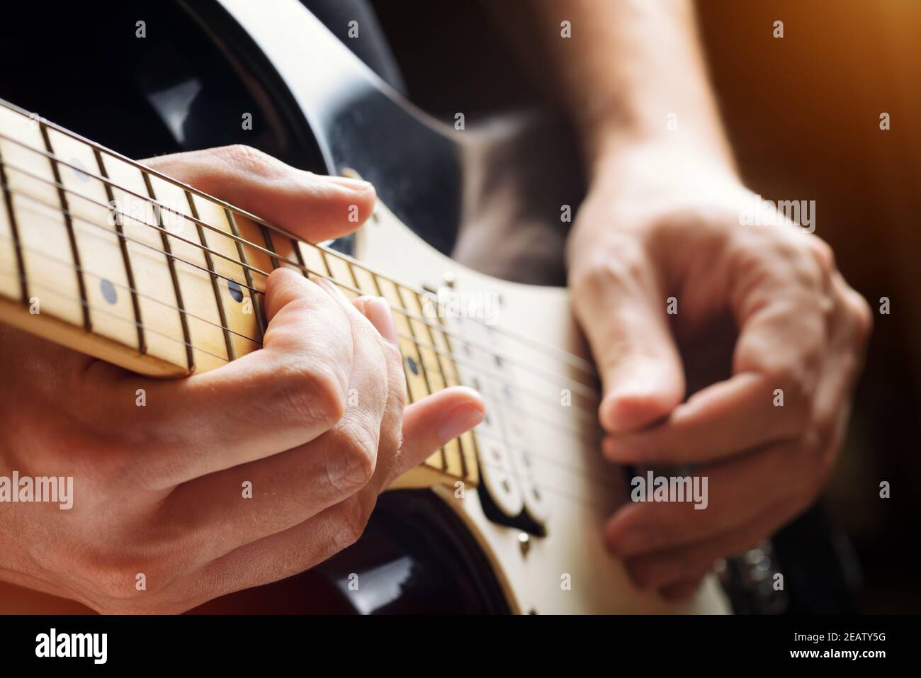 Uomo che suona la chitarra. Vista ravvicinata Foto Stock